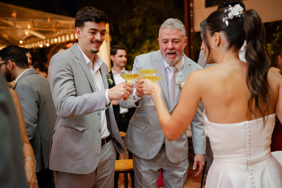 Foto e Filme documental de casamento na casa de festa Sítio Quero-Quero em Limeira, São Paulo.  Registro espontâneo, natural, artístico e autêntico para casais que querem viver livremente o dia do casamento. Tropicália Foto e Filme de Casamentos