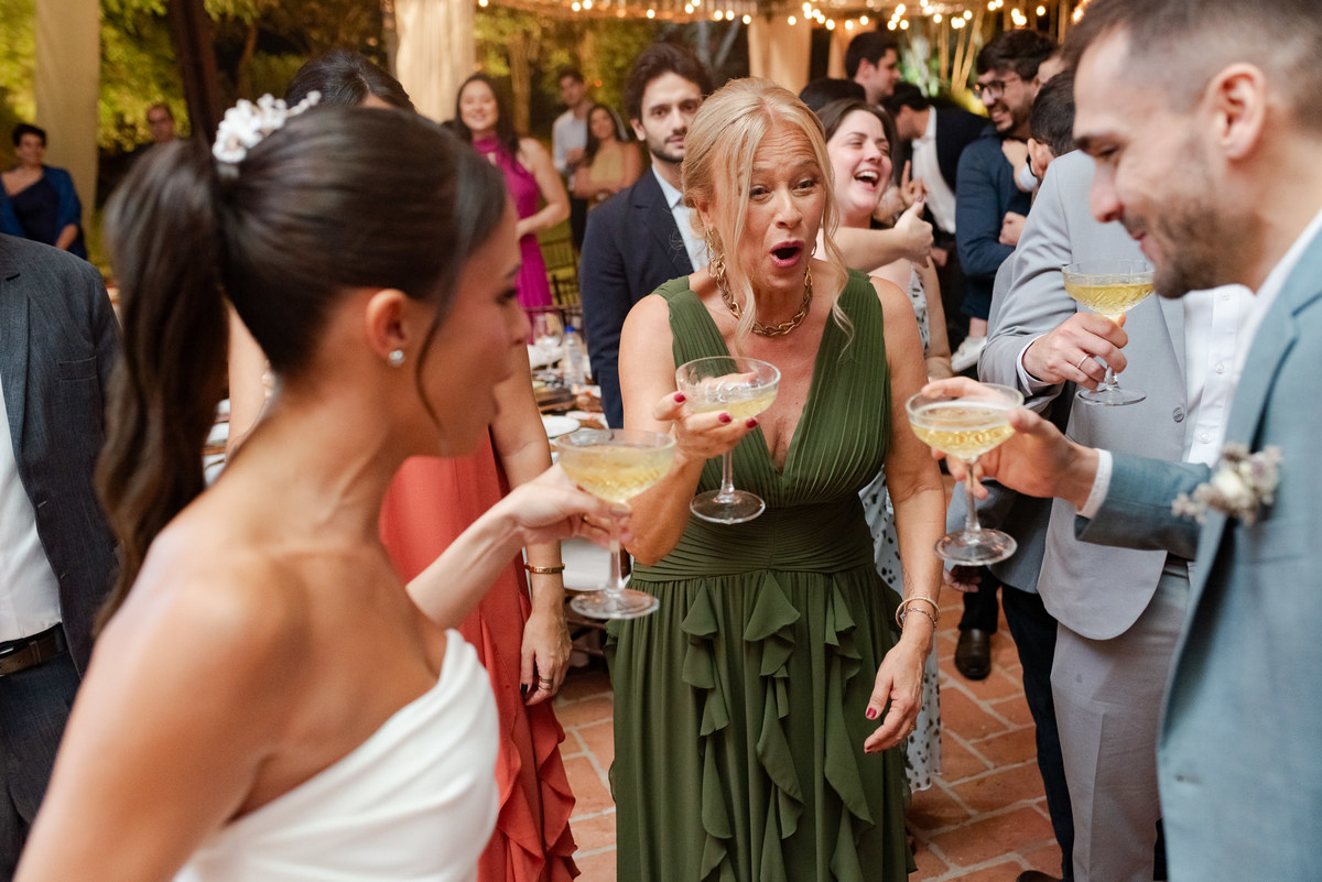 Foto e Filme documental de casamento na casa de festa Sítio Quero-Quero em Limeira, São Paulo.  Registro espontâneo, natural, artístico e autêntico para casais que querem viver livremente o dia do casamento. Tropicália Foto e Filme de Casamentos