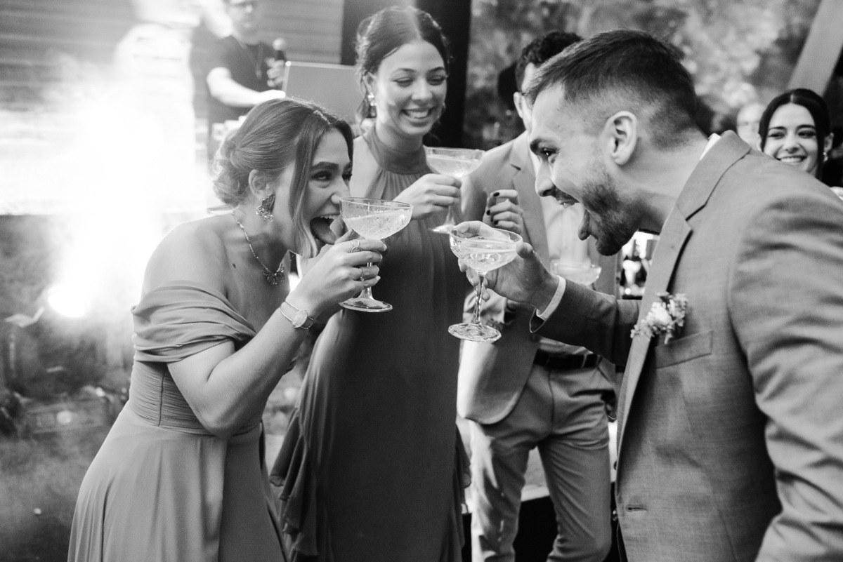 Foto e Filme documental de casamento na casa de festa Sítio Quero-Quero em Limeira, São Paulo.  Registro espontâneo, natural, artístico e autêntico para casais que querem viver livremente o dia do casamento. Tropicália Foto e Filme de Casamentos