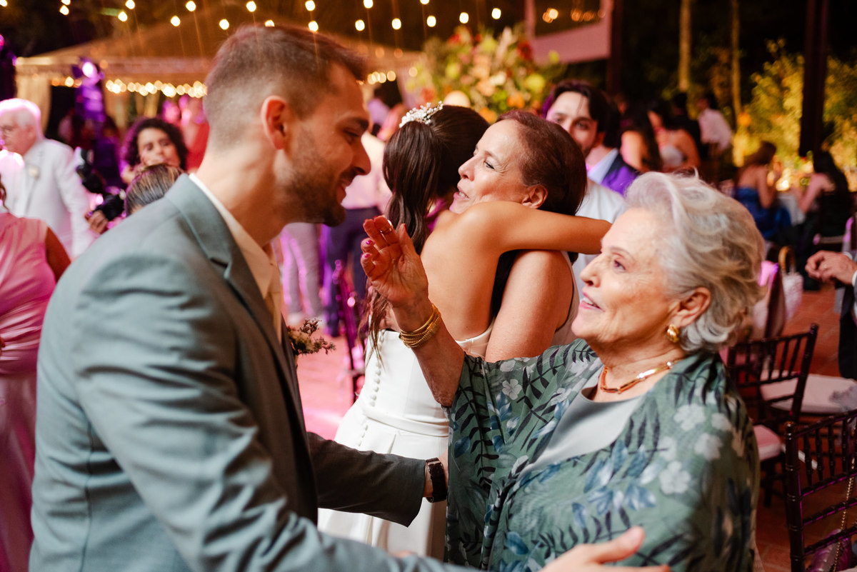 Foto e Filme documental de casamento na casa de festa Sítio Quero-Quero em Limeira, São Paulo.  Registro espontâneo, natural, artístico e autêntico para casais que querem viver livremente o dia do casamento. Tropicália Foto e Filme de Casamentos