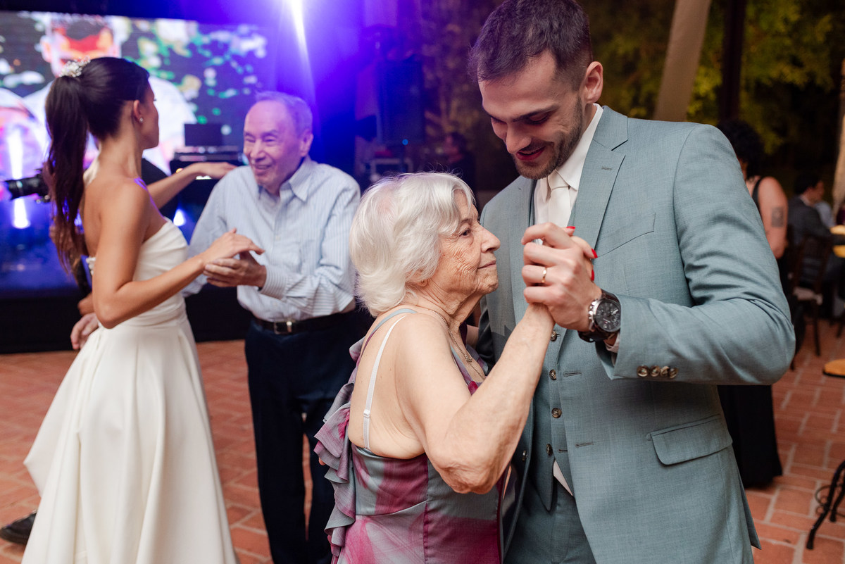 Foto e Filme documental de casamento na casa de festa Sítio Quero-Quero em Limeira, São Paulo.  Registro espontâneo, natural, artístico e autêntico para casais que querem viver livremente o dia do casamento. Tropicália Foto e Filme de Casamentos