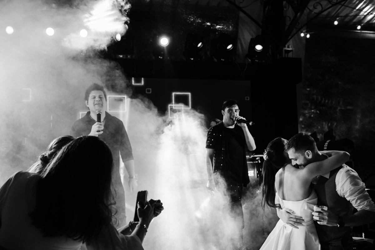 Foto e Filme documental de casamento na casa de festa Sítio Quero-Quero em Limeira, São Paulo.  Registro espontâneo, natural, artístico e autêntico para casais que querem viver livremente o dia do casamento. Tropicália Foto e Filme de Casamentos