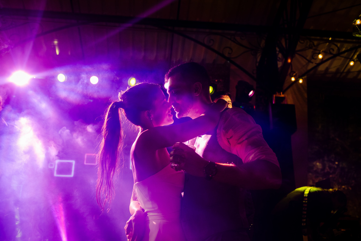 Foto e Filme documental de casamento na casa de festa Sítio Quero-Quero em Limeira, São Paulo.  Registro espontâneo, natural, artístico e autêntico para casais que querem viver livremente o dia do casamento. Tropicália Foto e Filme de Casamentos