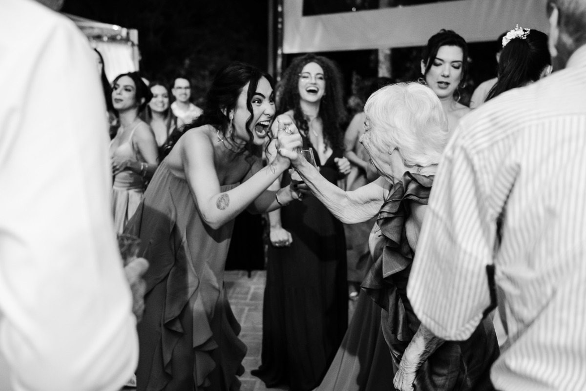 Foto e Filme documental de casamento na casa de festa Sítio Quero-Quero em Limeira, São Paulo.  Registro espontâneo, natural, artístico e autêntico para casais que querem viver livremente o dia do casamento. Tropicália Foto e Filme de Casamentos