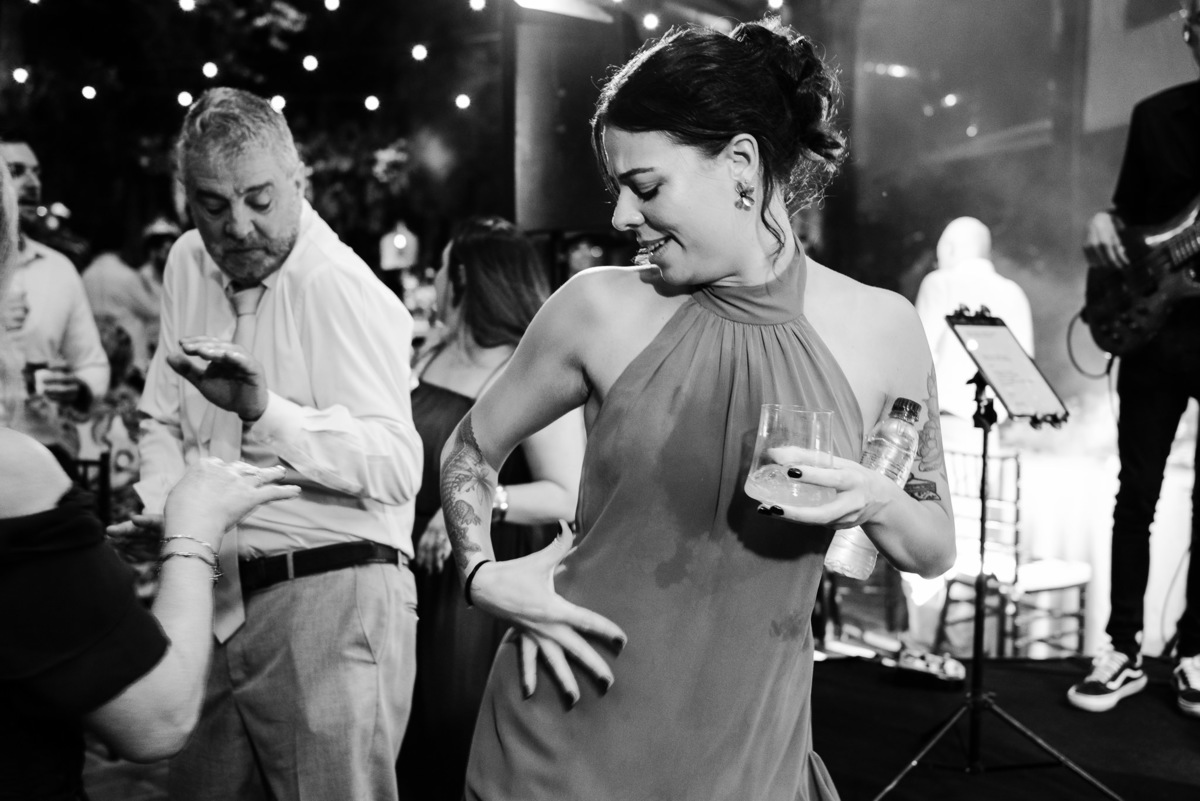 Foto e Filme documental de casamento na casa de festa Sítio Quero-Quero em Limeira, São Paulo.  Registro espontâneo, natural, artístico e autêntico para casais que querem viver livremente o dia do casamento. Tropicália Foto e Filme de Casamentos