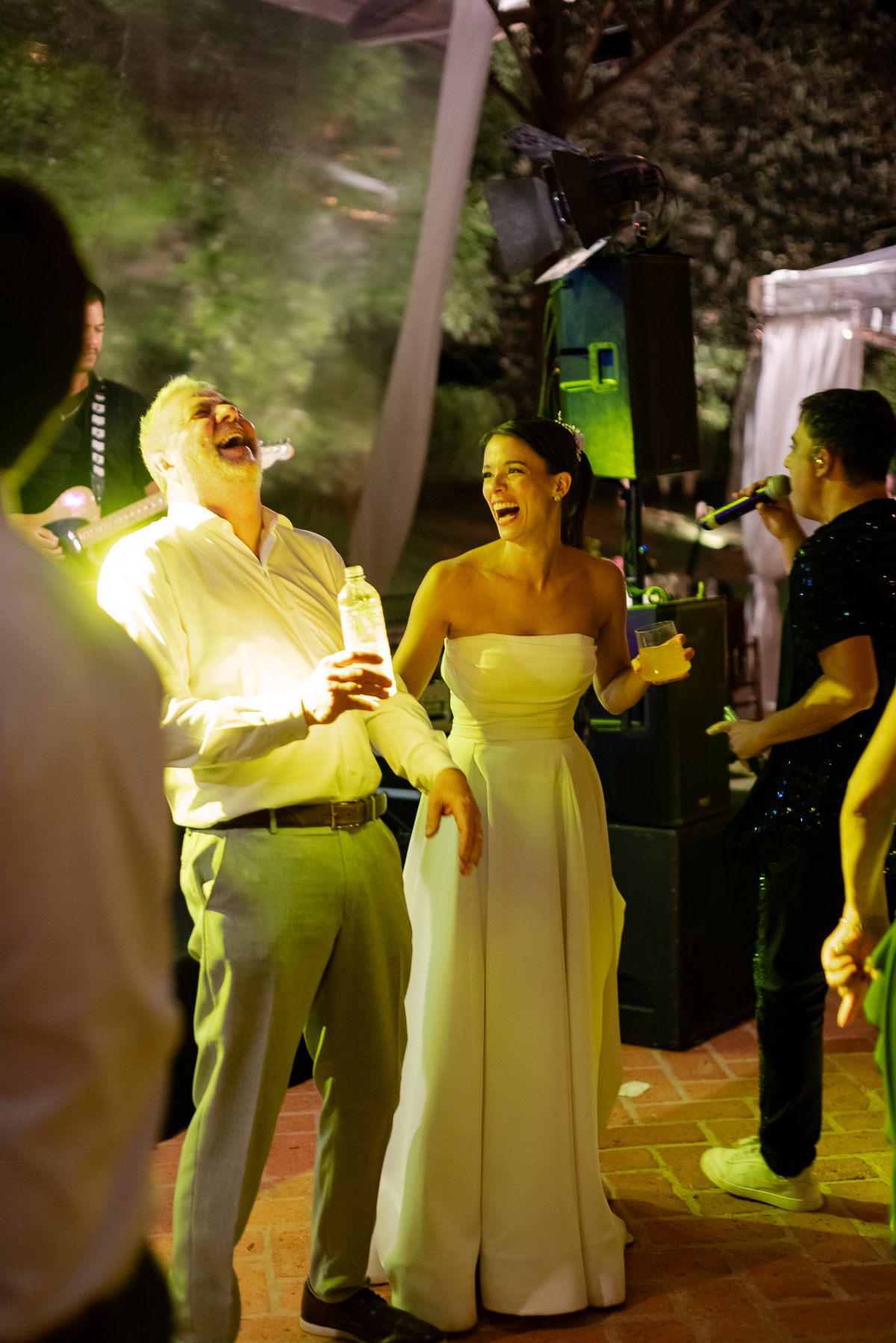 Foto e Filme documental de casamento na casa de festa Sítio Quero-Quero em Limeira, São Paulo.  Registro espontâneo, natural, artístico e autêntico para casais que querem viver livremente o dia do casamento. Tropicália Foto e Filme de Casamentos