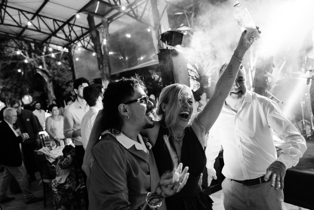 Foto e Filme documental de casamento na casa de festa Sítio Quero-Quero em Limeira, São Paulo.  Registro espontâneo, natural, artístico e autêntico para casais que querem viver livremente o dia do casamento. Tropicália Foto e Filme de Casamentos