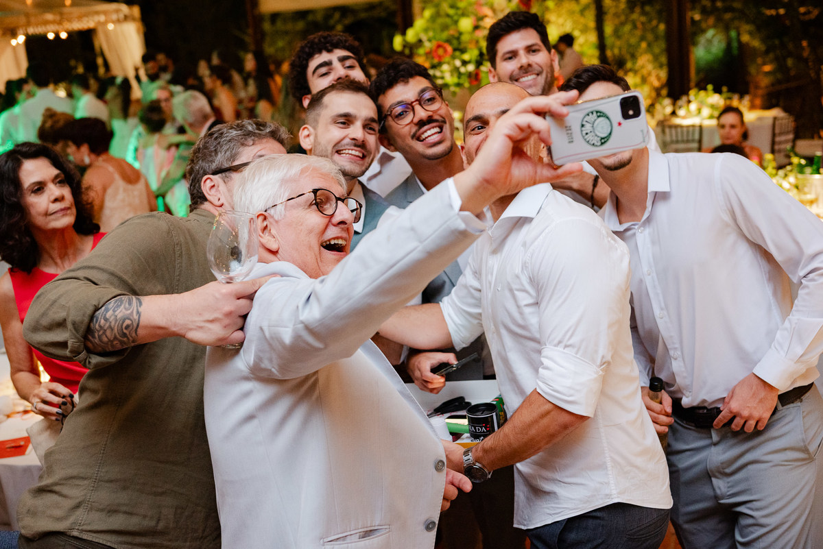 Foto e Filme documental de casamento na casa de festa Sítio Quero-Quero em Limeira, São Paulo.  Registro espontâneo, natural, artístico e autêntico para casais que querem viver livremente o dia do casamento. Tropicália Foto e Filme de Casamentos