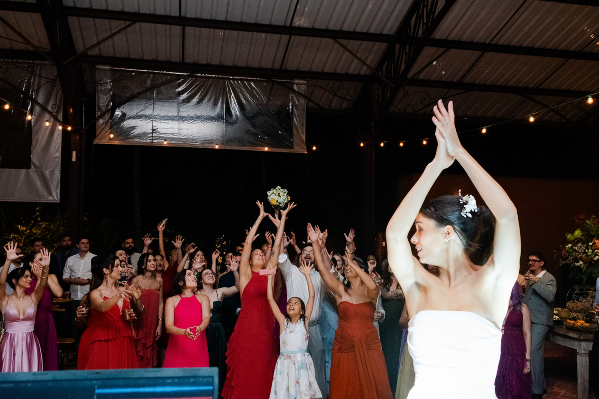 Foto e Filme documental de casamento na casa de festa Sítio Quero-Quero em Limeira, São Paulo.  Registro espontâneo, natural, artístico e autêntico para casais que querem viver livremente o dia do casamento. Tropicália Foto e Filme de Casamentos
