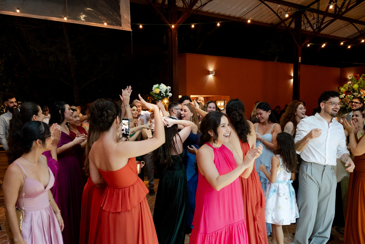 Foto e Filme documental de casamento na casa de festa Sítio Quero-Quero em Limeira, São Paulo.  Registro espontâneo, natural, artístico e autêntico para casais que querem viver livremente o dia do casamento. Tropicália Foto e Filme de Casamentos
