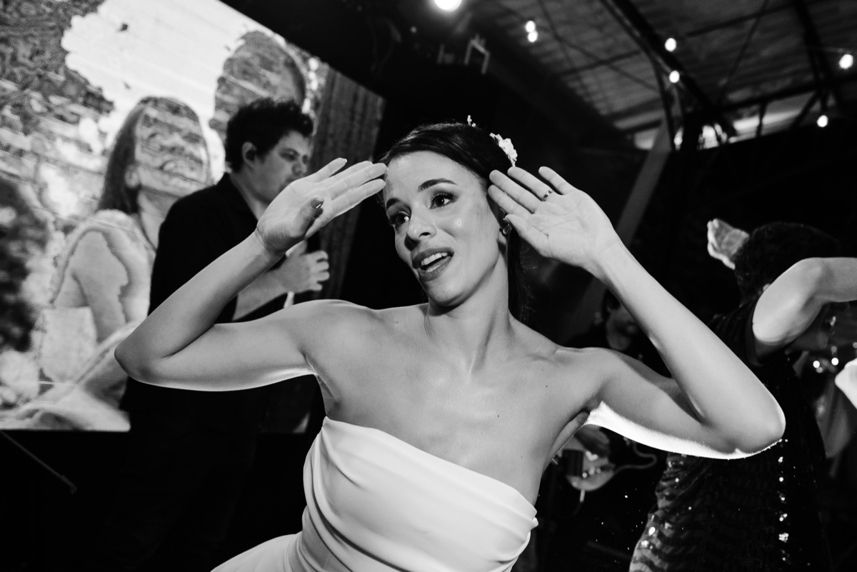 Foto e Filme documental de casamento na casa de festa Sítio Quero-Quero em Limeira, São Paulo.  Registro espontâneo, natural, artístico e autêntico para casais que querem viver livremente o dia do casamento. Tropicália Foto e Filme de Casamentos