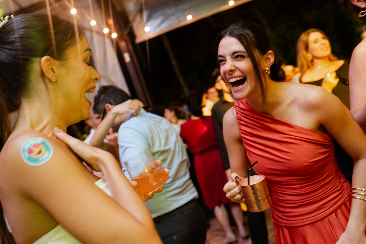 Foto e Filme documental de casamento na casa de festa Sítio Quero-Quero em Limeira, São Paulo.  Registro espontâneo, natural, artístico e autêntico para casais que querem viver livremente o dia do casamento. Tropicália Foto e Filme de Casamentos