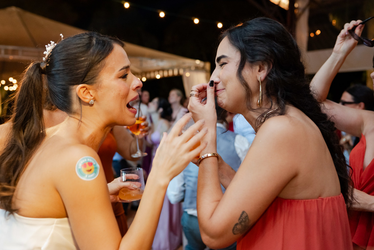 Foto e Filme documental de casamento na casa de festa Sítio Quero-Quero em Limeira, São Paulo.  Registro espontâneo, natural, artístico e autêntico para casais que querem viver livremente o dia do casamento. Tropicália Foto e Filme de Casamentos
