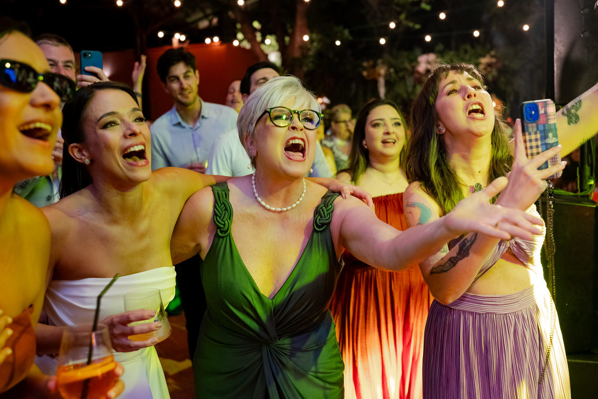 Foto e Filme documental de casamento na casa de festa Sítio Quero-Quero em Limeira, São Paulo.  Registro espontâneo, natural, artístico e autêntico para casais que querem viver livremente o dia do casamento. Tropicália Foto e Filme de Casamentos