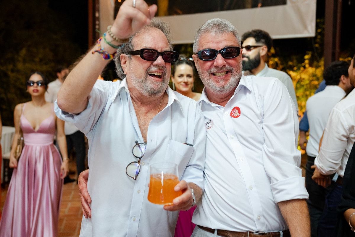 Foto e Filme documental de casamento na casa de festa Sítio Quero-Quero em Limeira, São Paulo.  Registro espontâneo, natural, artístico e autêntico para casais que querem viver livremente o dia do casamento. Tropicália Foto e Filme de Casamentos