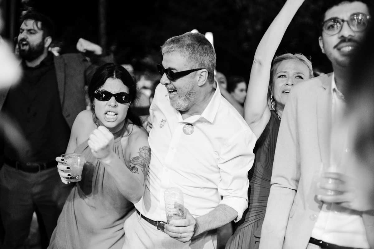 Foto e Filme documental de casamento na casa de festa Sítio Quero-Quero em Limeira, São Paulo.  Registro espontâneo, natural, artístico e autêntico para casais que querem viver livremente o dia do casamento. Tropicália Foto e Filme de Casamentos