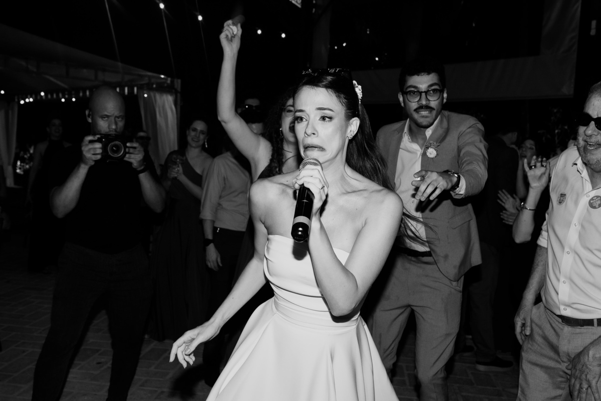 Foto e Filme documental de casamento na casa de festa Sítio Quero-Quero em Limeira, São Paulo.  Registro espontâneo, natural, artístico e autêntico para casais que querem viver livremente o dia do casamento. Tropicália Foto e Filme de Casamentos