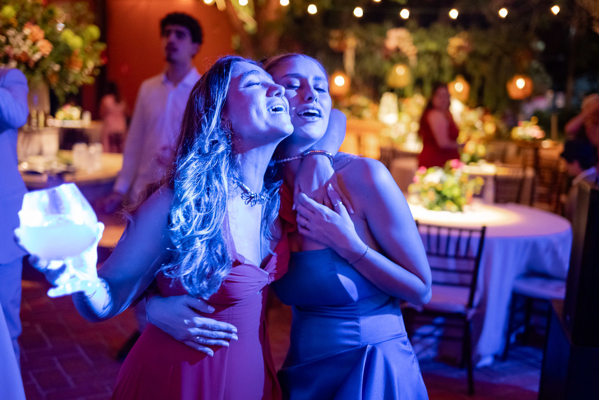 Foto e Filme documental de casamento na casa de festa Sítio Quero-Quero em Limeira, São Paulo.  Registro espontâneo, natural, artístico e autêntico para casais que querem viver livremente o dia do casamento. Tropicália Foto e Filme de Casamentos