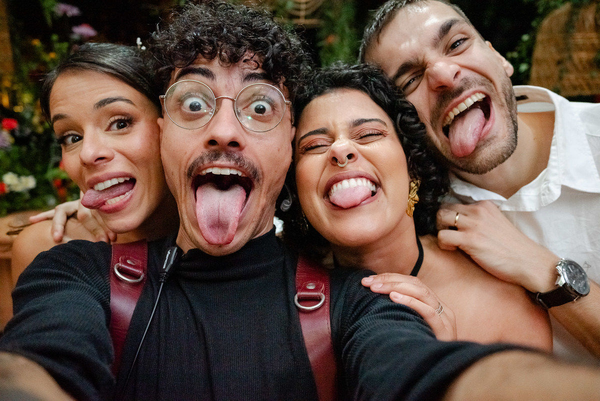 Foto e Filme documental de casamento na casa de festa Sítio Quero-Quero em Limeira, São Paulo.  Registro espontâneo, natural, artístico e autêntico para casais que querem viver livremente o dia do casamento. Tropicália Foto e Filme de Casamentos