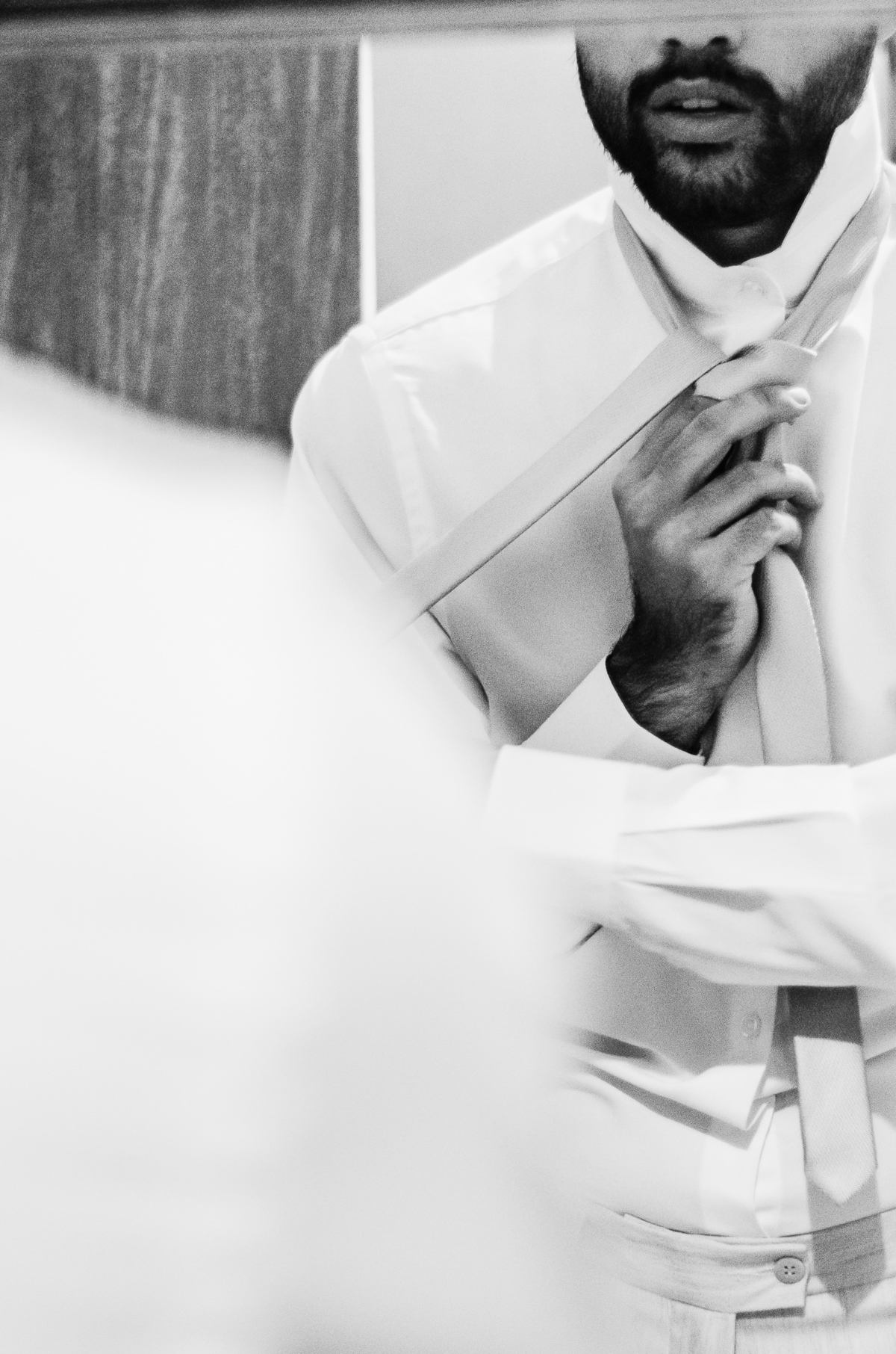 Fotografo de Casamento em Valença - RJ. Casamento em Rio Preto Minas Gerais. Foto em preto e branco do noivo ajeitando a gravata