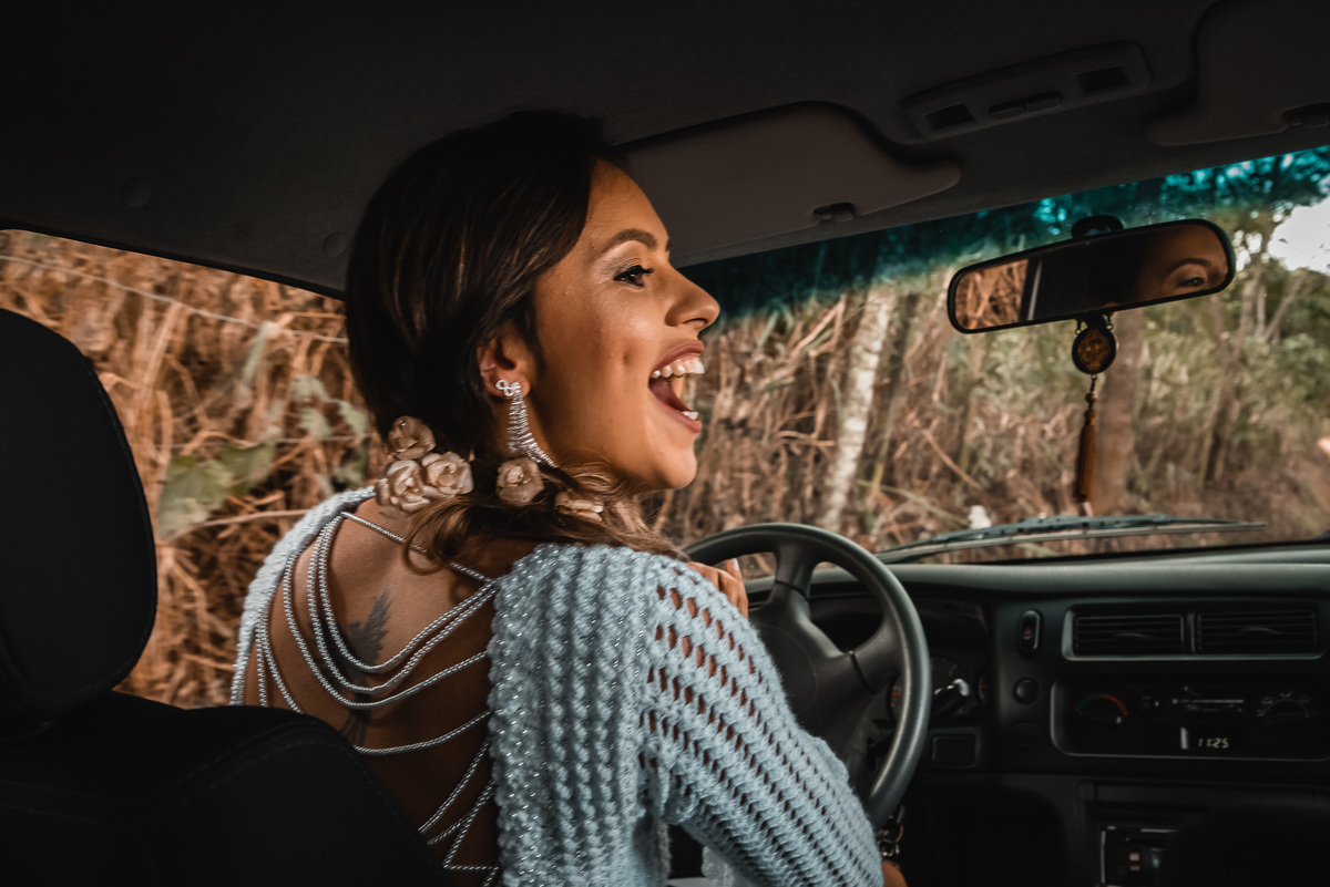 Fotografo de Casamento em Valença - RJ. Casamento em Rio Preto Minas Gerais. Foto da noiva feliz buzinando para avisar que chegou ao casamento