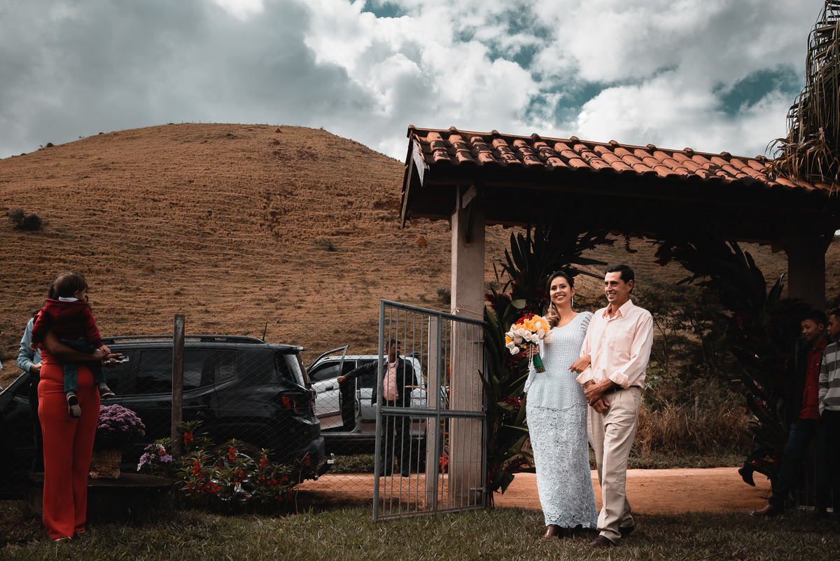 Fotografo de Casamento em Valença - RJ. Casamento em Rio Preto Minas Gerais. Foto da noiva entrando com o pai da noiva onde acontecerá a cerimônia do casamento