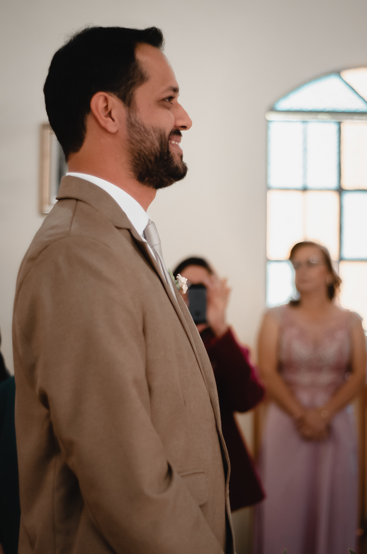 Fotografo de Casamento em Valença - RJ. Casamento em Rio Preto Minas Gerais. Foto do noivo no altar da igreja esperando a entrada da noiva