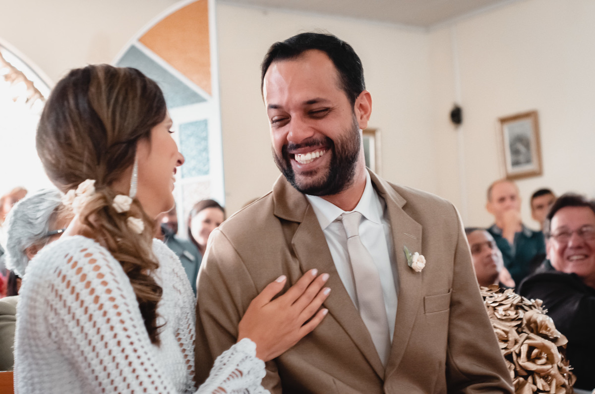 Fotografo de Casamento em Valença - RJ. Casamento em Rio Preto Minas Gerais. Foto dos noivos se olhando e sorrindo durante a cerimônia de casamento