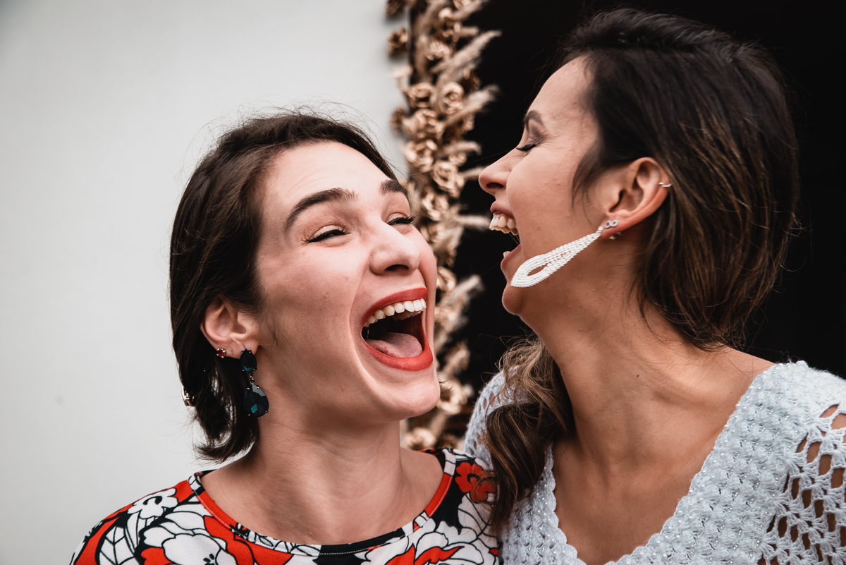 Fotografo de Casamento em Valença - RJ. Casamento em Rio Preto Minas Gerais. Foto da noiva com amiga dando gargalhada e se divertindo