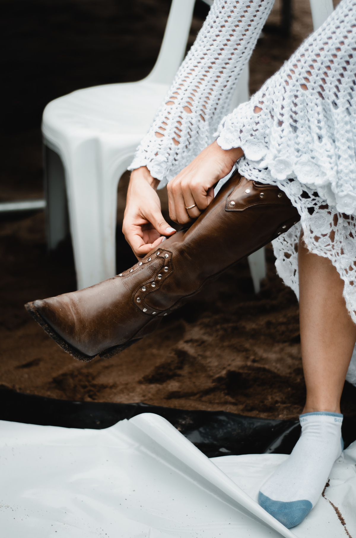 Fotografo de Casamento em Valença - RJ. Casamento em Rio Preto Minas Gerais. Foto da noiva colocando o sapato