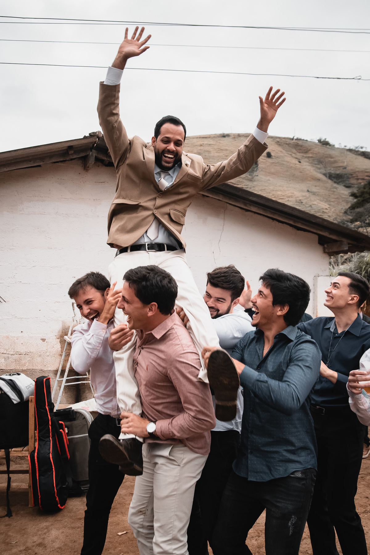 Fotografo de Casamento em Valença - RJ. Casamento em Rio Preto Minas Gerais. Foto da festa de casamento com o noivo se divertindo com os convidados