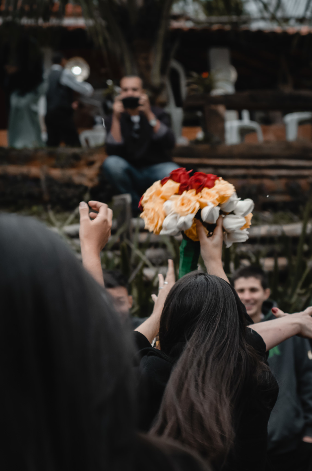 Fotografo de Casamento em Valença - RJ. Casamento em Rio Preto Minas Gerais. Foto da festa de casamento com a convidada pegando o buquê