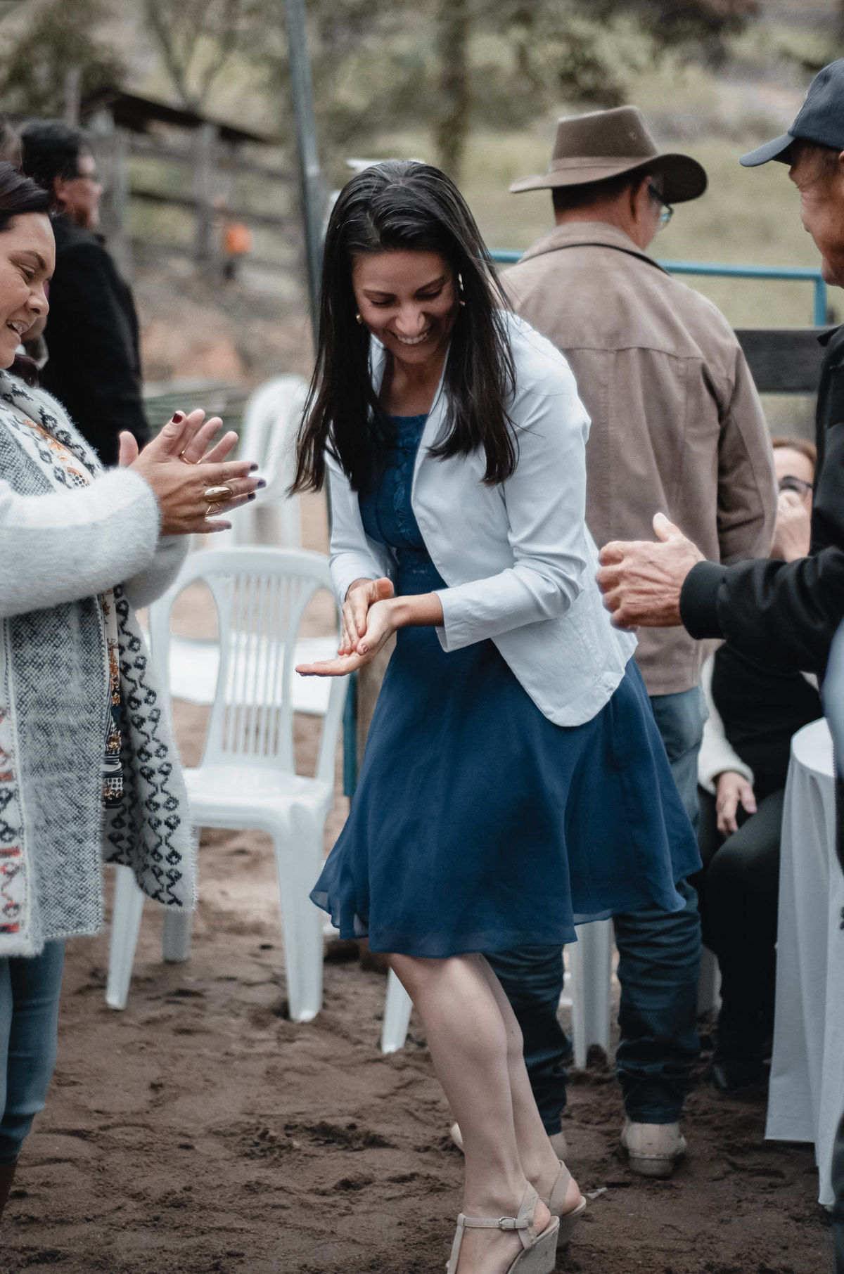 Fotografo de Casamento em Valença - RJ. Casamento em Rio Preto Minas Gerais. Foto da festa de casamento com os convidados dançando