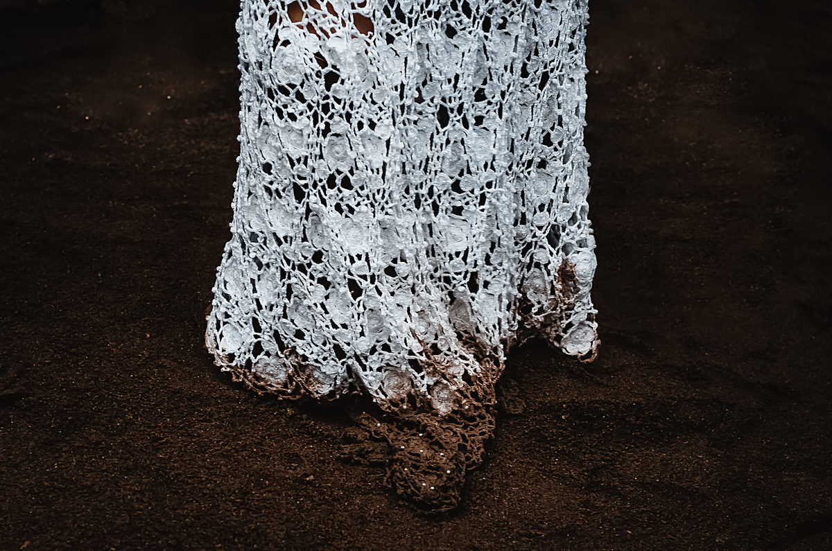 Fotografo de Casamento em Valença - RJ. Casamento em Rio Preto Minas Gerais. Foto da gesta de casamento mostrando o detalhe da barra do vestido da noiva sujo de lama