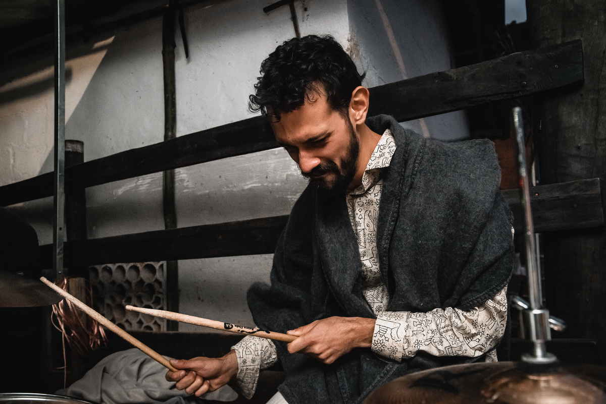 Fotografo de Casamento em Valença - RJ. Casamento em Rio Preto Minas Gerais. Foto da festa de casamento com o convidado tocando bateria