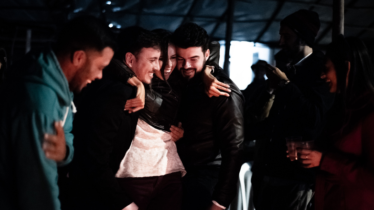 Fotografo de Casamento em Valença - RJ. Casamento em Rio Preto Minas Gerais. Foto da noiva se divertindo e abraçando os convidados