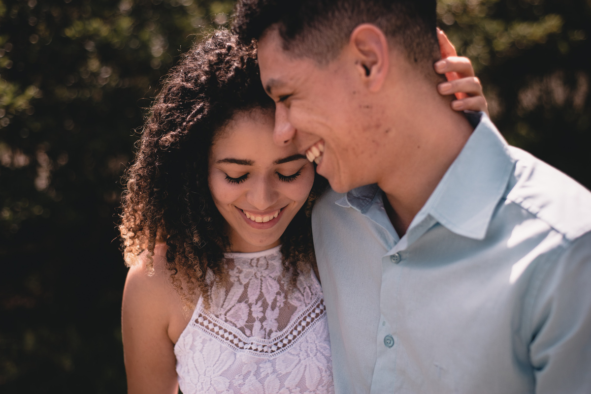 Ensaio Pré Casamento em Nova Friburgo, foto da noiva fazendo um carinho no noivo