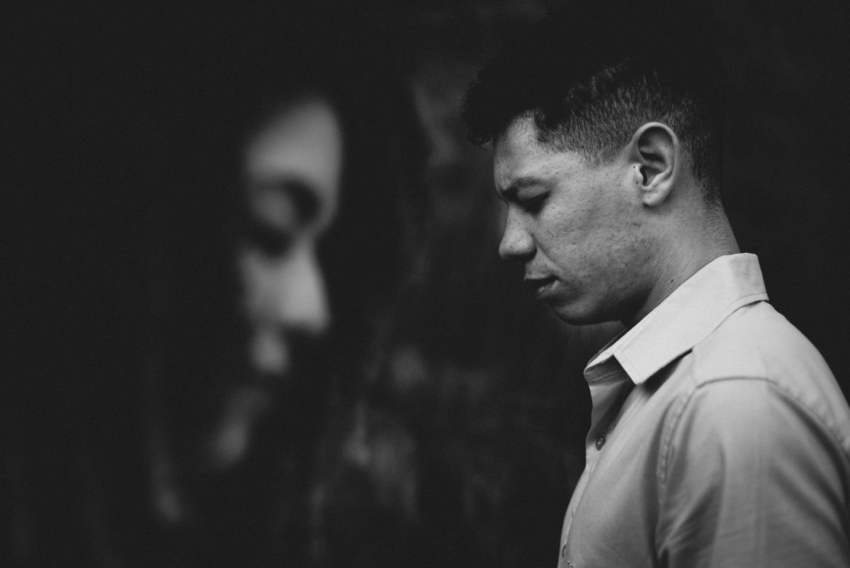 Ensaio Pré Casamento em Nova Friburgo, foto em preto e branco conceitual da noiva desfocada em primeiro plano e o noivo focado em segundo plano