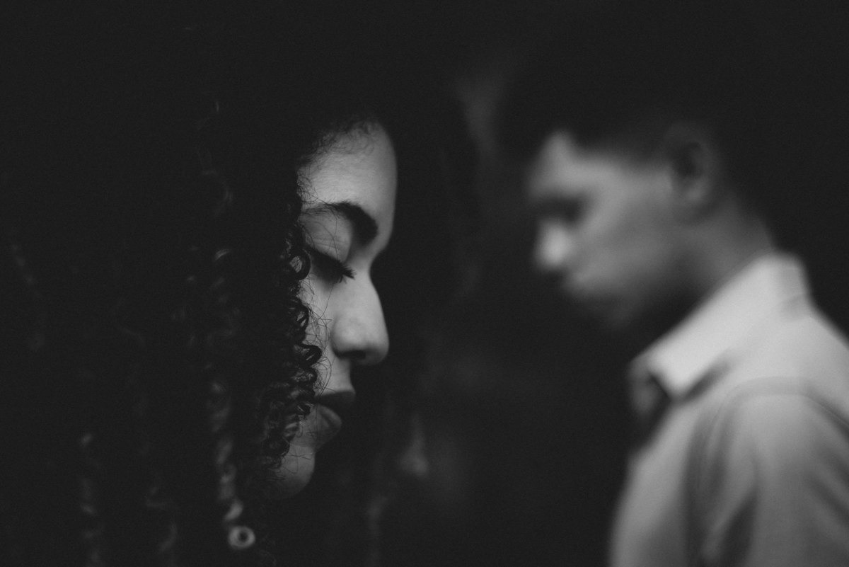 Ensaio Pré Casamento em Nova Friburgo, foto conceitual em preto e branco da noiva focada em primeiro plano e o noivo desfocado ao fundo