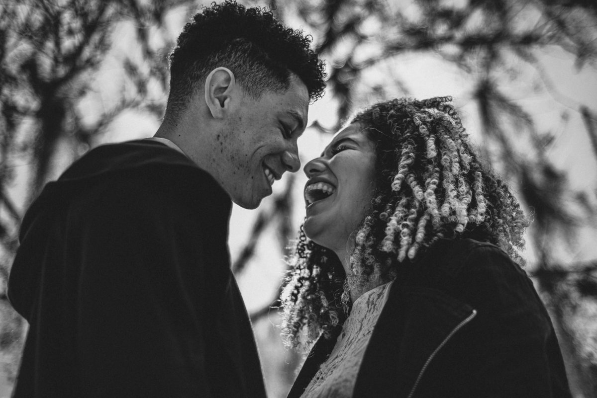 Ensaio Pré Casamento em Nova Friburgo, foto em preto e branco do casal de frente um para o outro e rindo