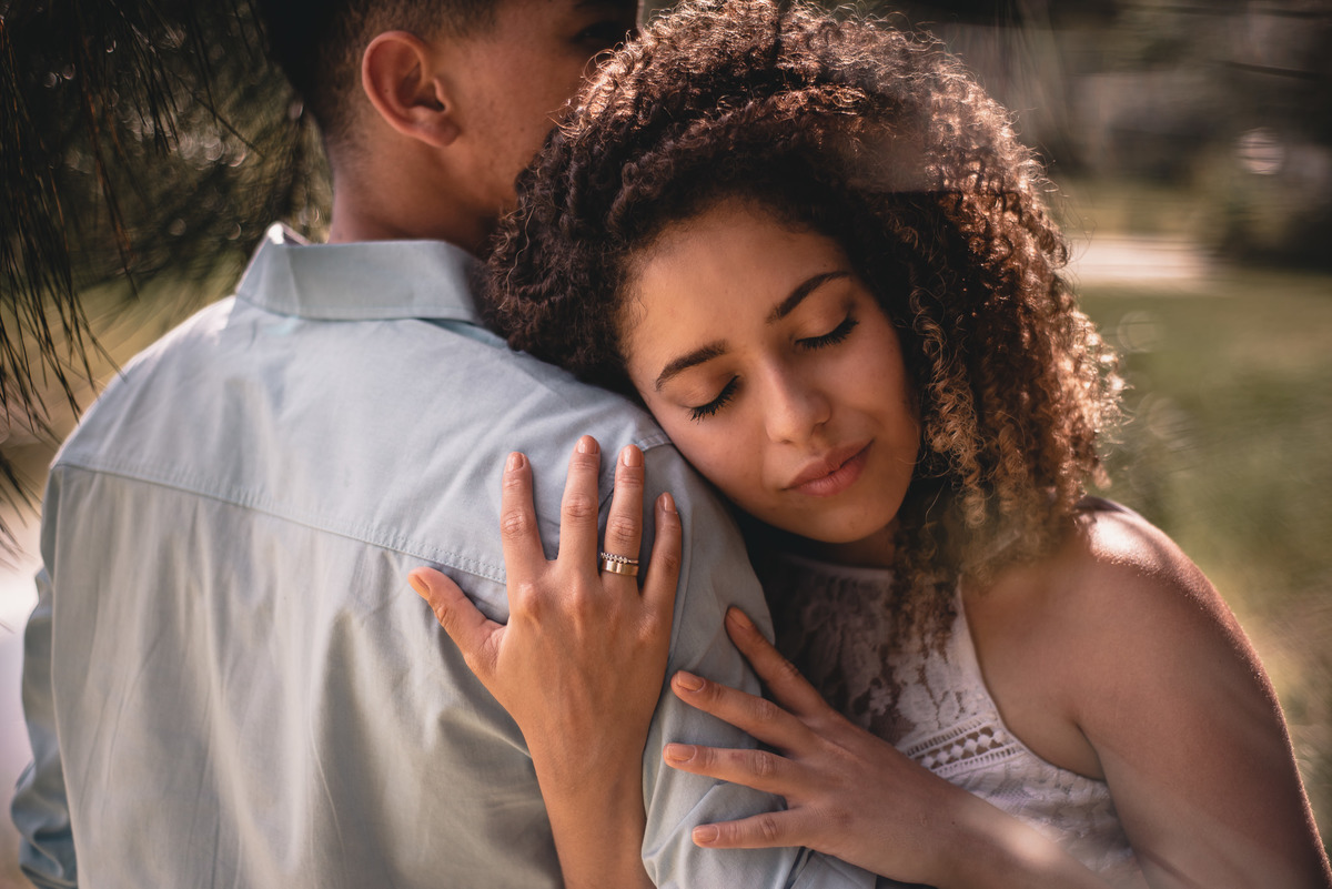 Ensaio Pré Casamento em Nova Friburgo, foto do casal abraçados. O noivo está dando um beijo na cabeça da noiva e ela está de olhos fechados
