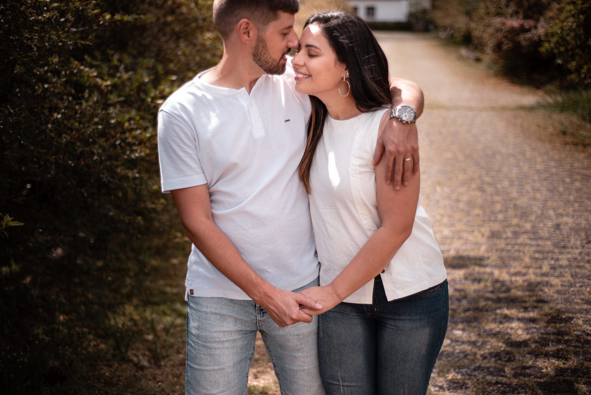 Ensaio externo de casal em Nova Friburgo, foto do casal andando abraçados