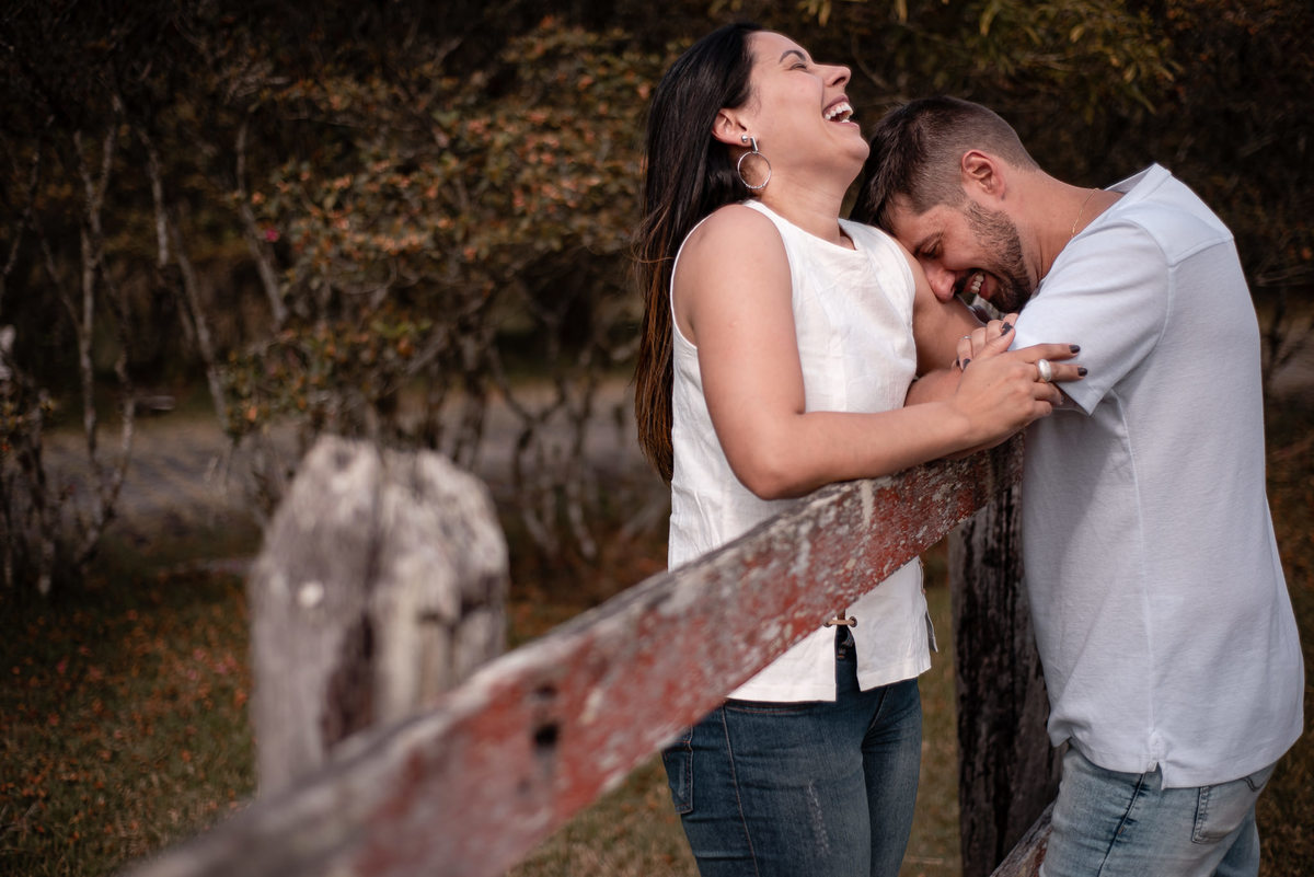 Ensaio externo de casal em Nova Friburgo, foto do casal se divertindo e gargalhando