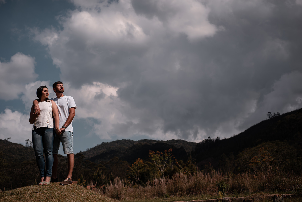 Ensaio externo de casal em Nova Friburgo, foto conceitual do casal olhando para o horizonte