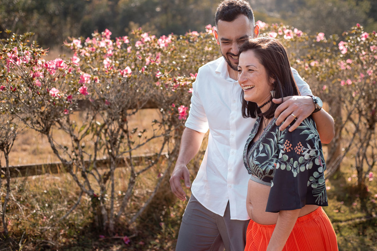 Ensaio de Gestante em Nova Friburgo, foto do casal caminhando e sorrindo