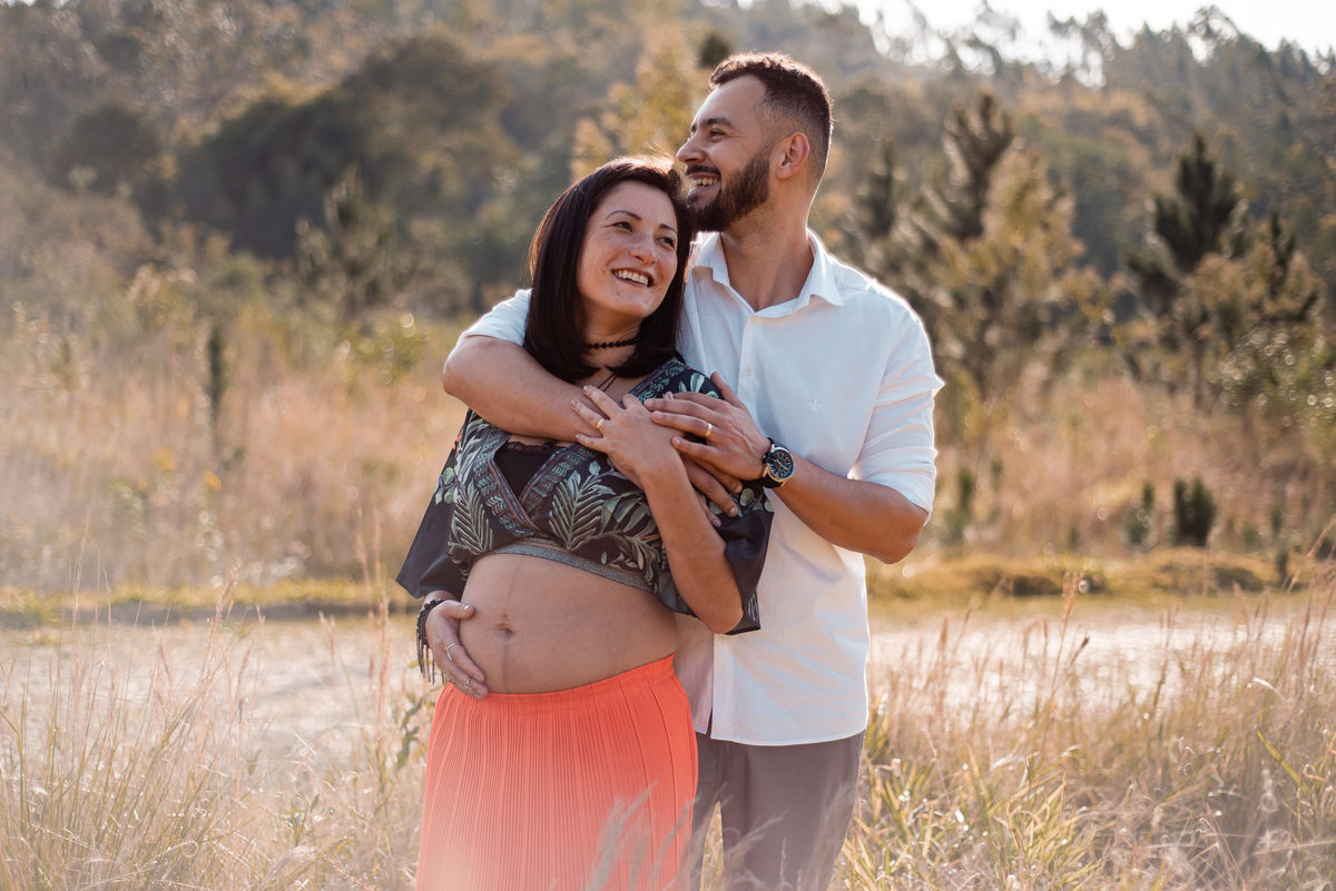 Ensaio de Gestante em Nova Friburgo, foto do casal se abraçando