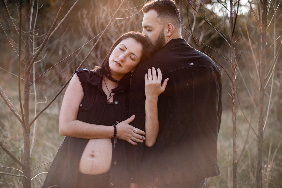 Ensaio de Gestante em Nova Friburgo, foto da gestante abraçando o marido