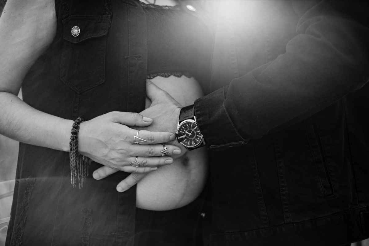 Ensaio de Gestante em Nova Friburgo, foto do marido segurando a barriga da gestante