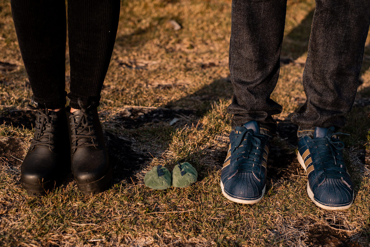 Ensaio de Gestante em Nova Friburgo,  foto dos pés da gestante, do marido e do sapatinho do bebê