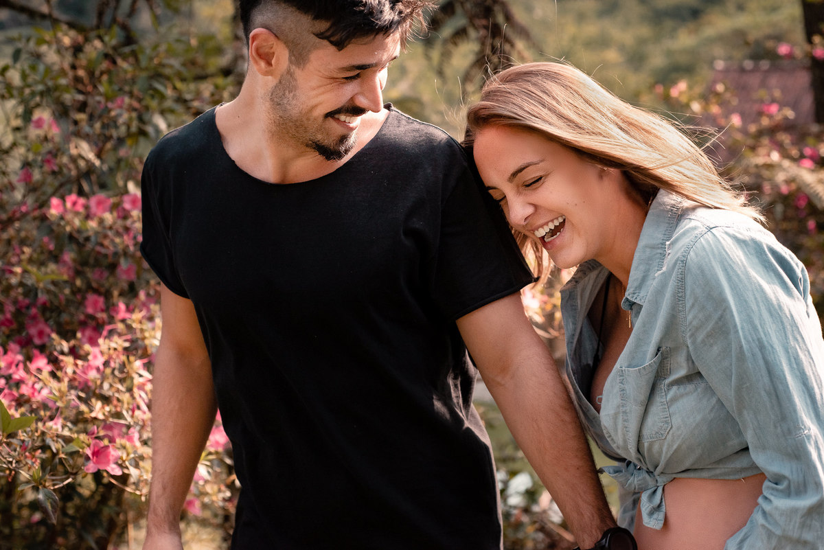 Ensaio de gestante em Nova Friburgo, foto do casal caminhando e rindo juntos